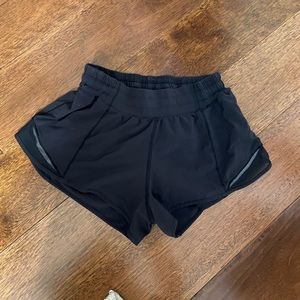 Lululemon Black hottie hot shorts size 4